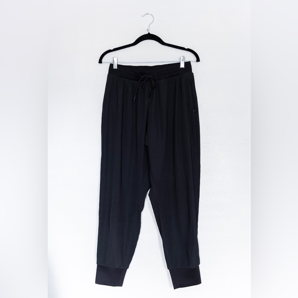 Lululemon sz4 black pleated jogger-style pant.  Dress or casual with zip pockets